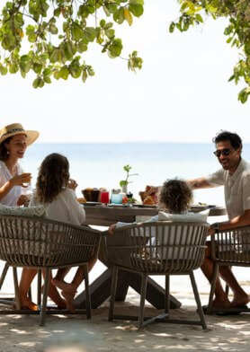 Семейный завтрак у океана — весело и вкусно!
