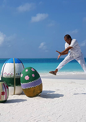 Вот такие огромные пасхальные яйца на фоне океана