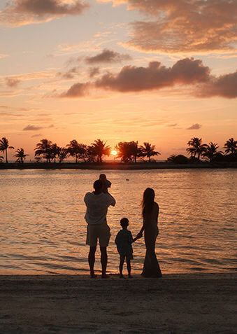 Потрясающий мальдивский закат – для счастливой семьи