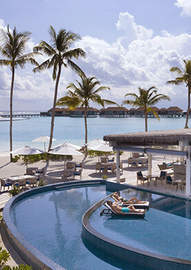 Отдыхать и расслабляться в бассейне бара Crusoe’s