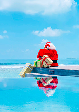 Санта-Клаусы несут любовь и подарки для всех гостей!