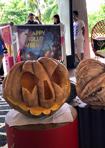 На Halloween можно немного попугать друг друга