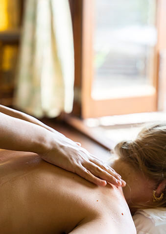 Спасите спину после дальнего перелета – закажите массаж!