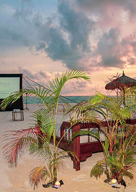 Смотреть любимые фильмы под звездами на берегу океана