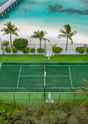 Теннисный корт расположен на берегу океана