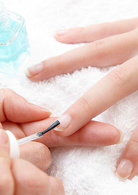 Юным гостям Alila Kothaifaru: щадящий маникюр и педикюр