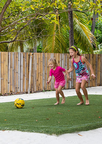 Юные принцессы тоже с удовольствием играют в футбол!