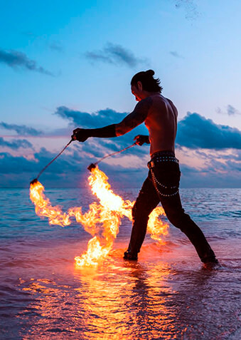 Эффектный танец на границе стихий для гостей Villa Park