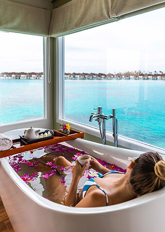 Ванна с лепестками цветов, освежающий чай и океан…