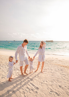 Просто гулять по пляжу всей семьей