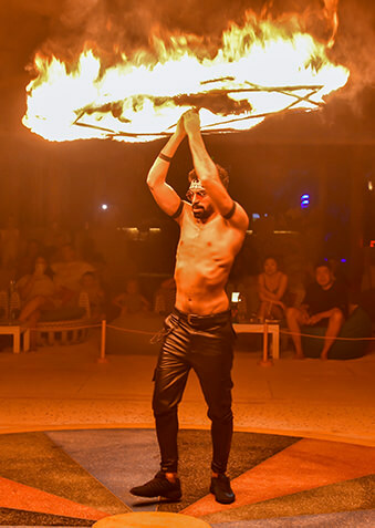 Пляска с огнем – одно из самых популярных шоу