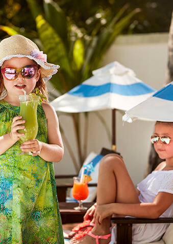 Бассейн, шезлонги, коктейли – все как положено!