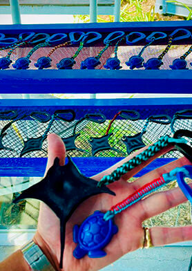 Мастерить забавные фигурки из вторичной пластмассы