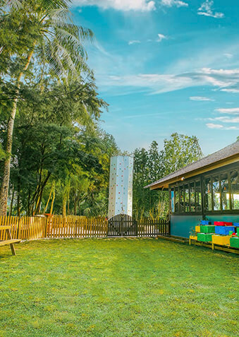 Юные гости Jawakara состязаются в силе и ловкости на скалодроме