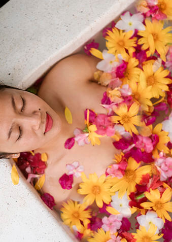 После процедур – расслабляющая ванна с цветами