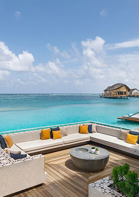 Грандиозный пейзажный бассейн напротив Aura