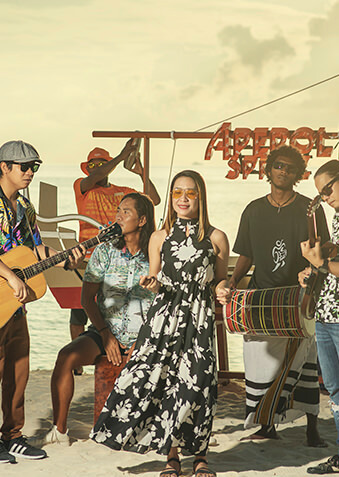 Вечер живой музыки на пляже, в лучах заката