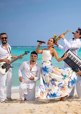 Петь и танцевать под зажигательную живую музыку