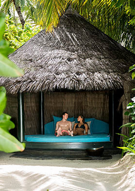 Вместе отдыхать в укромной пляжной кабане