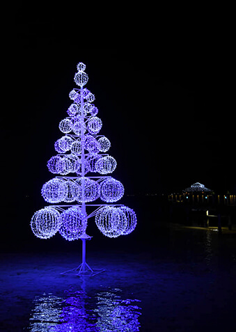 Елочка хоть и не настоящая, но очень милая