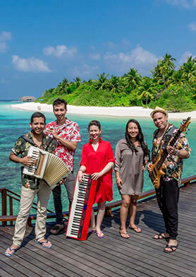 Петь и танцевать под живую музыку