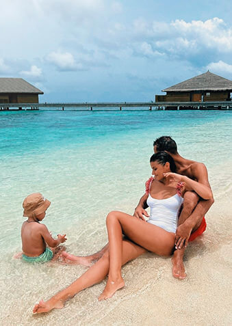 Идеальное семейство на идиллическом пляже