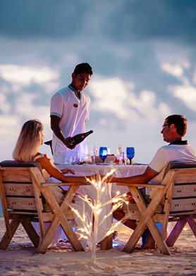 Подарить друг другу приватный ужин на фоне заката