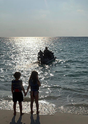 Мы тоже очень хотим промчаться по волнам. Можно?