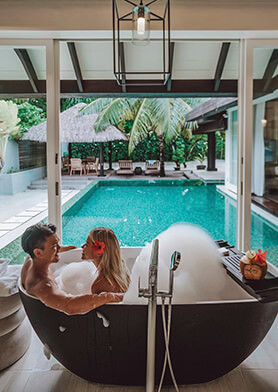 Расслабляться в роскошной ванне ароматной пеной