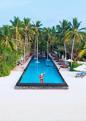 Бассейном Fairmont Maldives впечатлен даже Санта