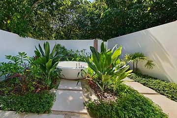 Дворик с ванной и душем