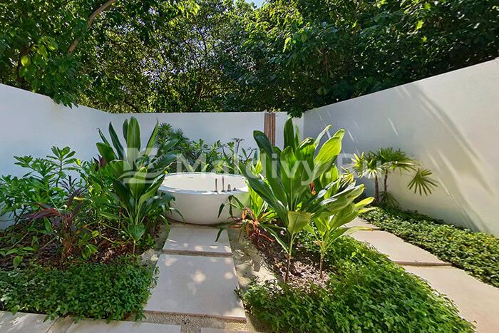 Дворик с ванной и душем