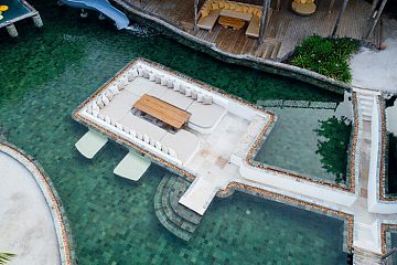 Обеденная зона в бассейне