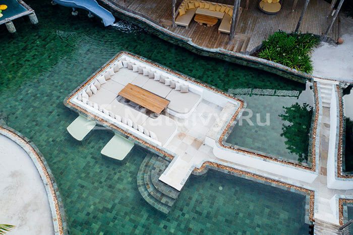 Обеденная зона в бассейне