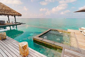 Бассейн + джакузи