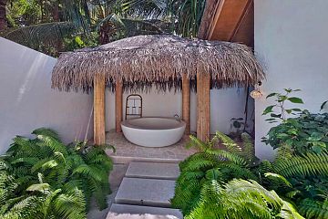 Ванна в саду