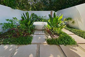 Дворик с ванной и душем