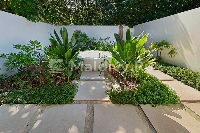 Дворик с ванной и душем