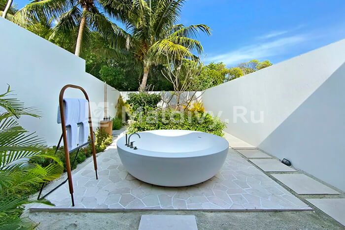 Дворики с ваннами и душами