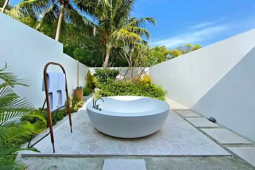 Дворики с ваннами и душами