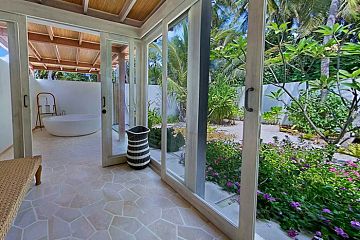 Мастер-дворик с ванной и душем