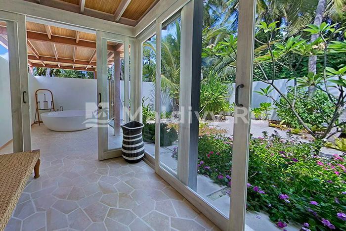 Мастер-дворик с ванной и душем