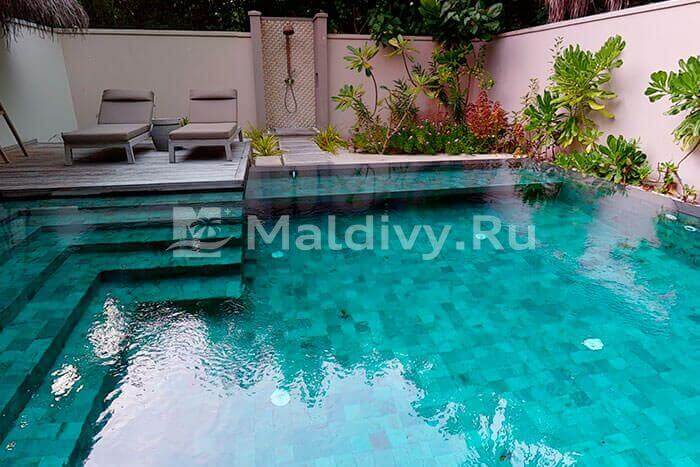 Приватный дворик с бассейном