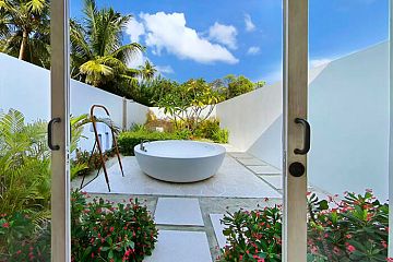 Дворики с ваннами и душами