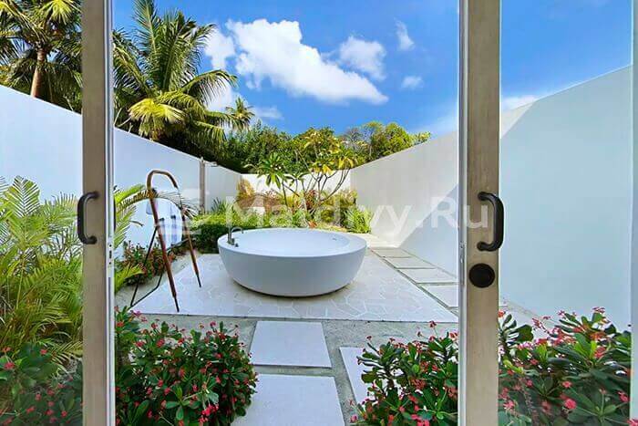 Дворики с ваннами и душами