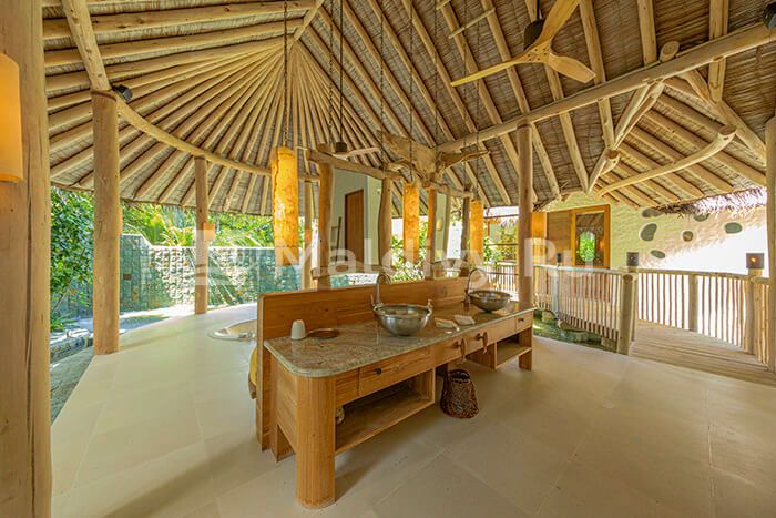 Полуоткрытая ванная