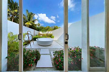 Дворики с ваннами и душами