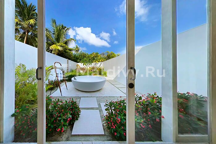 Дворики с ваннами и душами