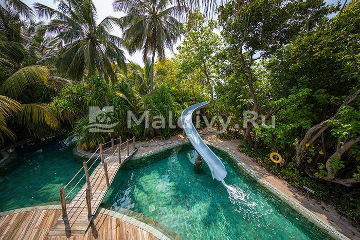 Бассейн с горкой