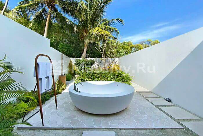 Дворики с ваннами и душами